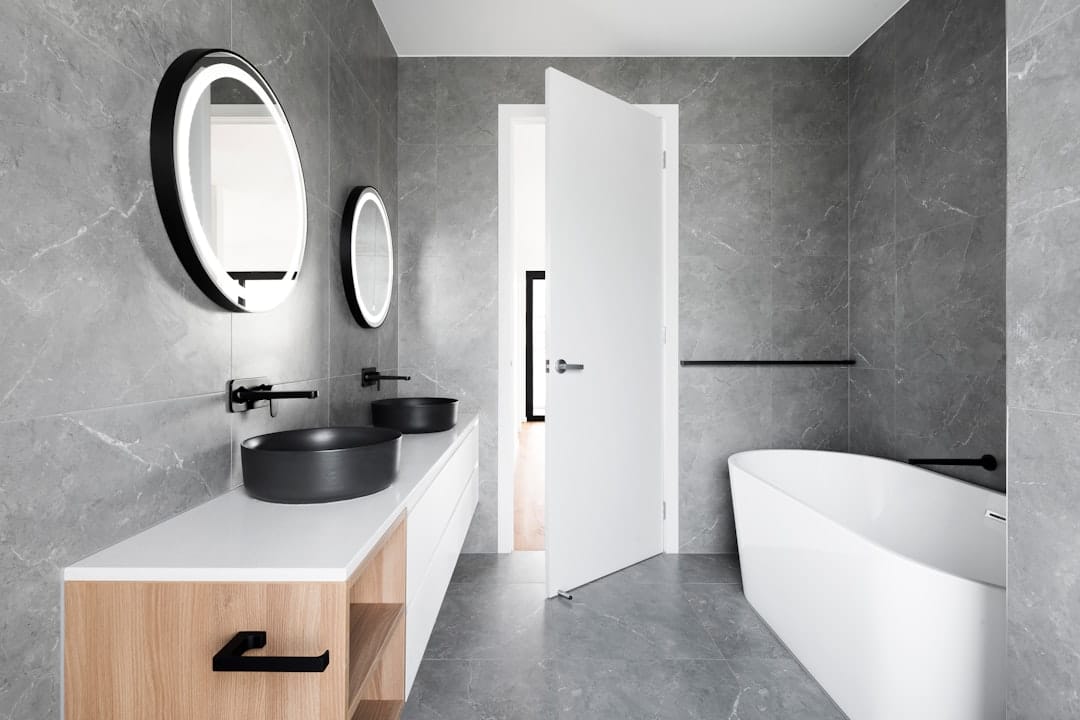 découvrez comment transformer votre salle de bain en un espace moderne et fonctionnel. des conseils pratiques pour une rénovation réussie, des idées de décoration inspirantes et des astuces pour optimiser chaque mètre carré. transformez votre quotidien avec une salle de bain à votre goût!